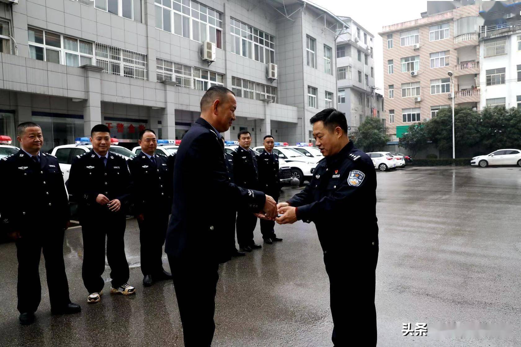 切实提升公安机关基层战斗能力,2月 8日,通山县公安局举行执法执勤