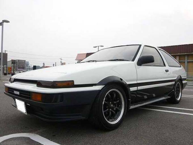 丰田经典ae86实拍 搭1 6l引擎 配黑白双色车身 连胜而