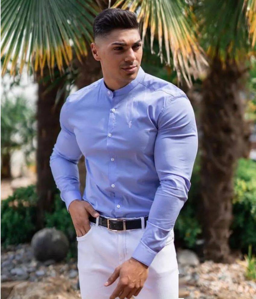 一般都说衣服要穿得合身,但是英国一家品牌专门找肌肉男来穿紧身服饰