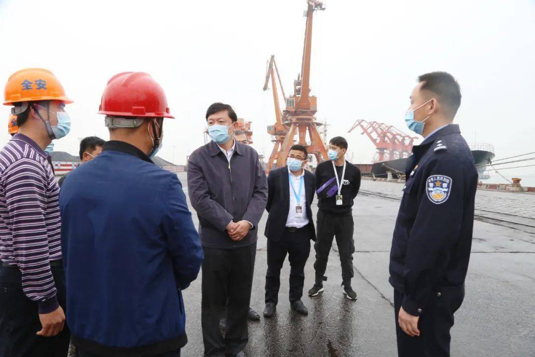 疫情防控钦州市副市长卢峰到钦州港片区检查入境人员疫情防控工作
