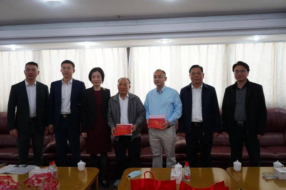 在慰问过程中,赵嘉亲切慰问全国劳模张伟基老书记,送上鲜花和慰问品