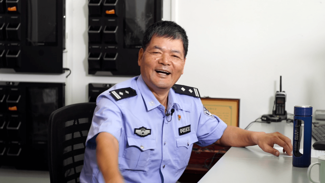 送别57岁交警执勤时突然晕倒因公牺牲