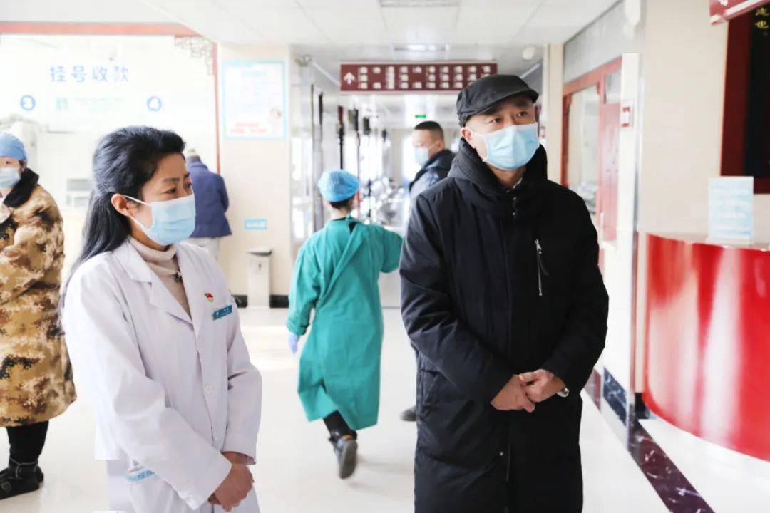 张兴旺王兴扬到鄂伦春旗中蒙医院和大杨树镇社区卫生服务中心慰问医务