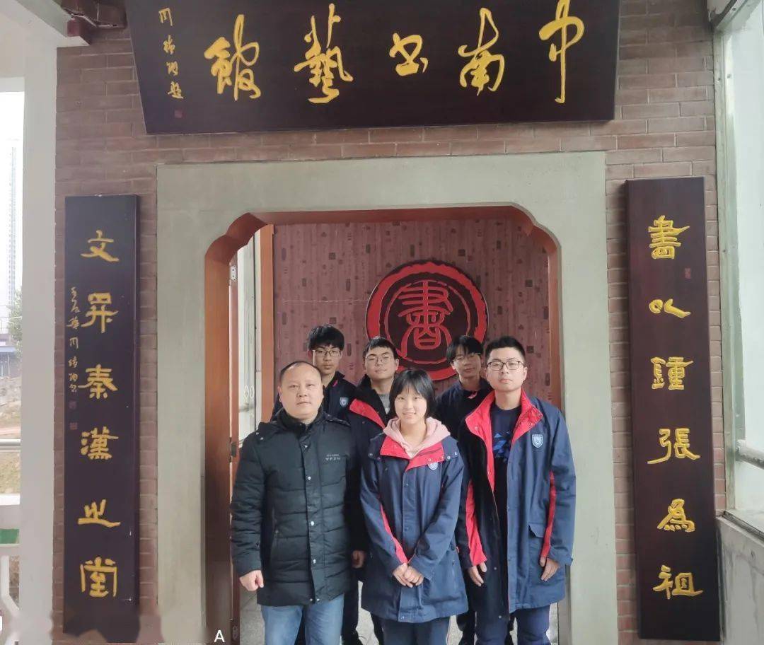 因毕业于实小中南校区,领队组长涂良钰带着其他四名同学计划在母校