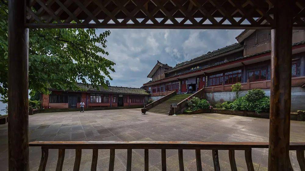 雷洞坪—金顶清音阁/万年寺—息心所—初殿—华严顶—徒步游览峨眉山