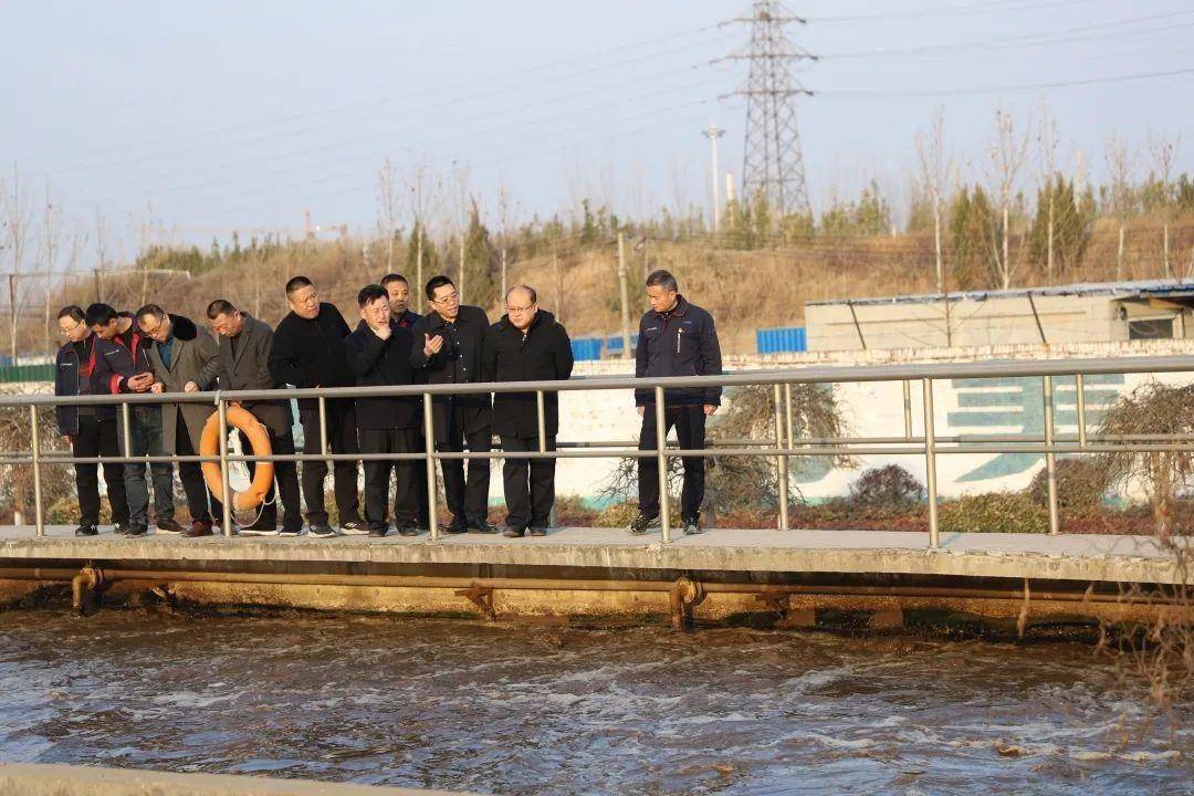 在水务集团聊城市城市水务污水处理有限公司,李其超一行现场查看了