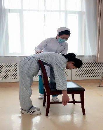 中医科普腰椎间盘突出症功能锻炼弯腰压腹