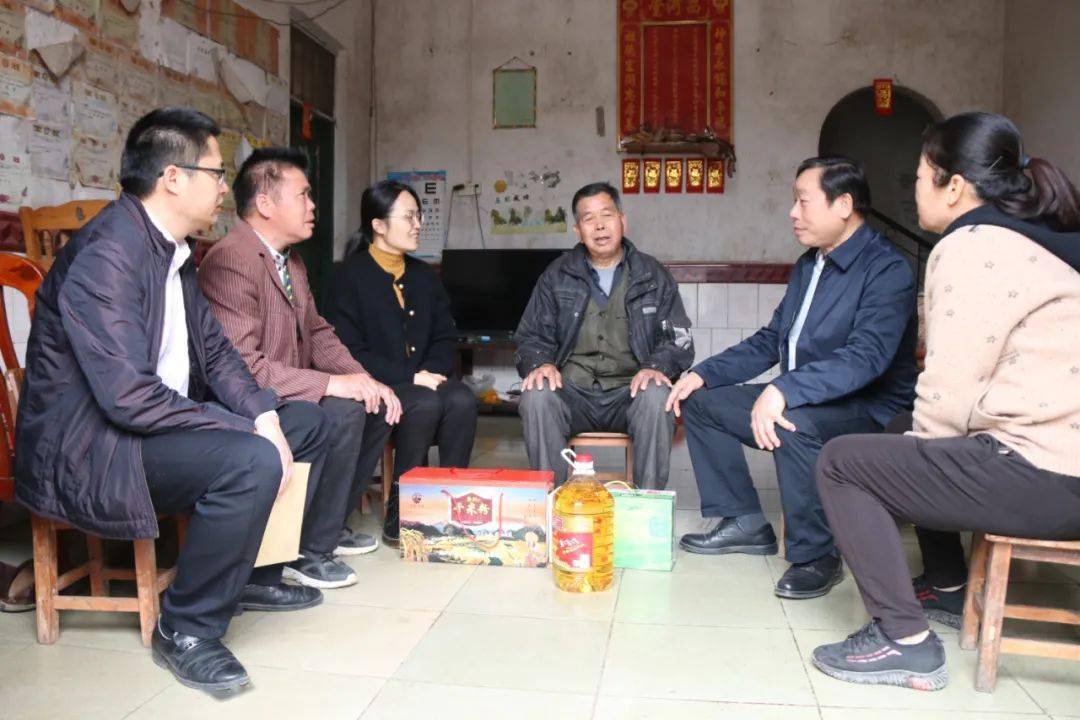 县人大常委会副主任韦炳先走访慰问贫困户