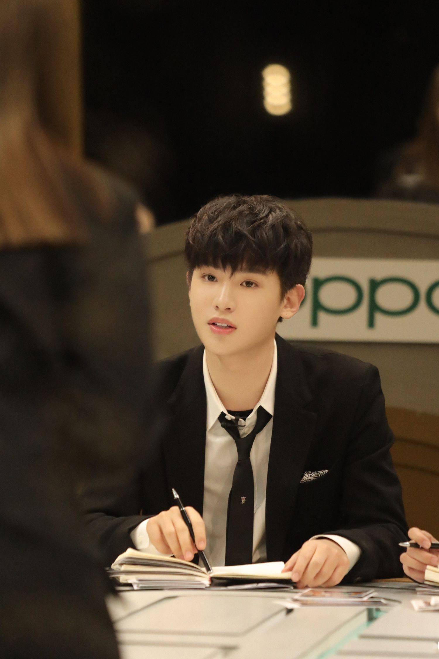 信昊分享小贾《明星大侦探》新剧照 瓜皮宝贝justin前来查案!