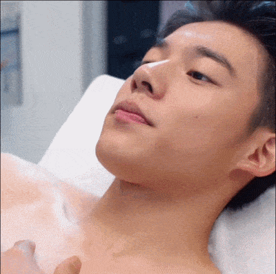 运动后流汗的镜头也非常养眼,清爽干净.