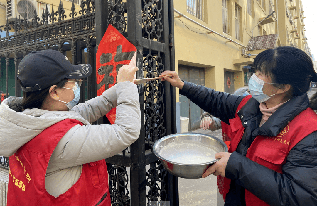 2月9日,网格室组织社区人员,网格员为辖区独居老人扫尘,调浆糊,贴春联