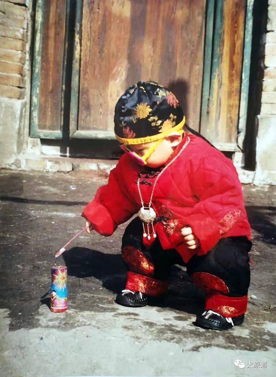 那时的孩子,过年时能有一挂(100根)小炮儿,有10来根二连炮(二踢脚)