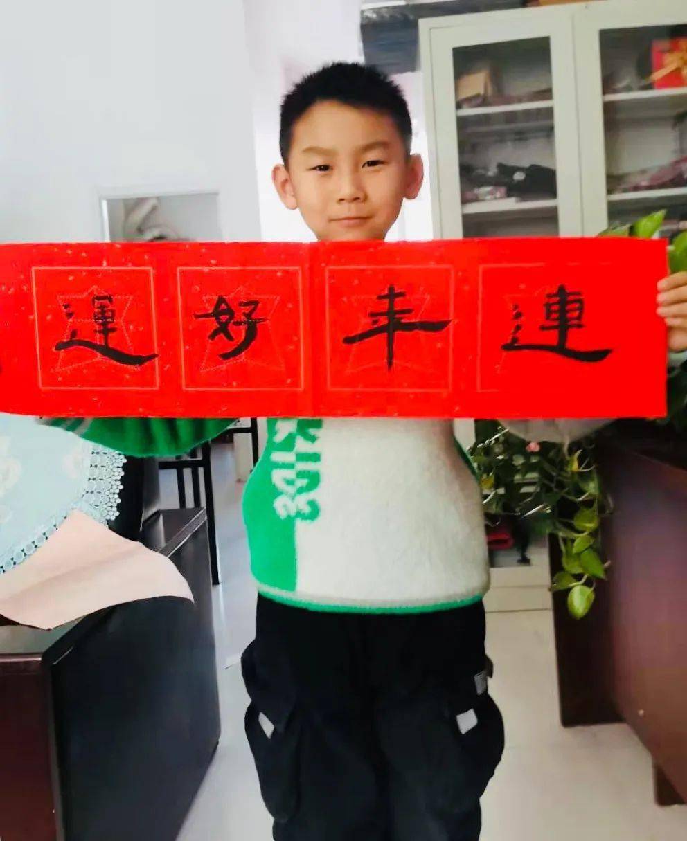 【新民融媒】对联福字"牛气冲天 福气满满"