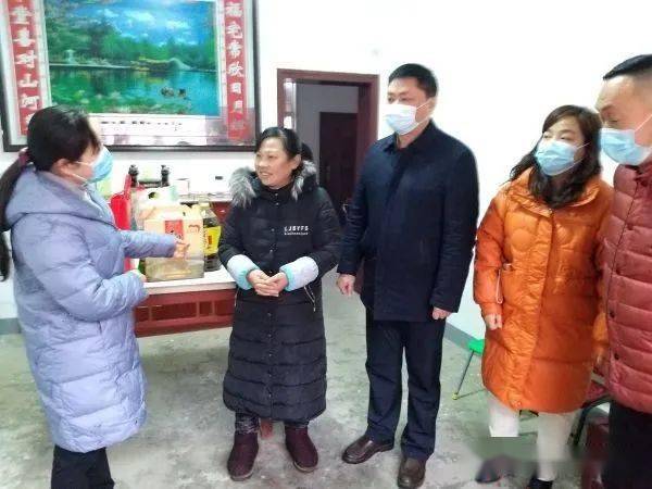 孝南区副区长蔡凤珍,朱湖党工委书记张德儒在洋湖先锋一生产队看望