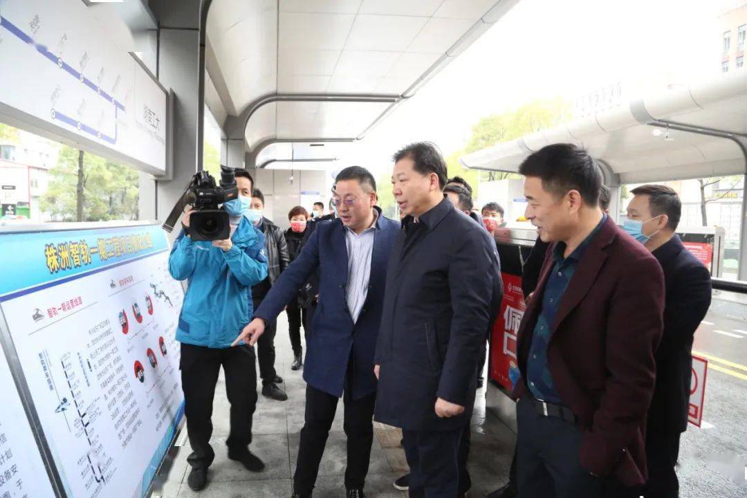 毛腾飞看望慰问智轨一线工作者