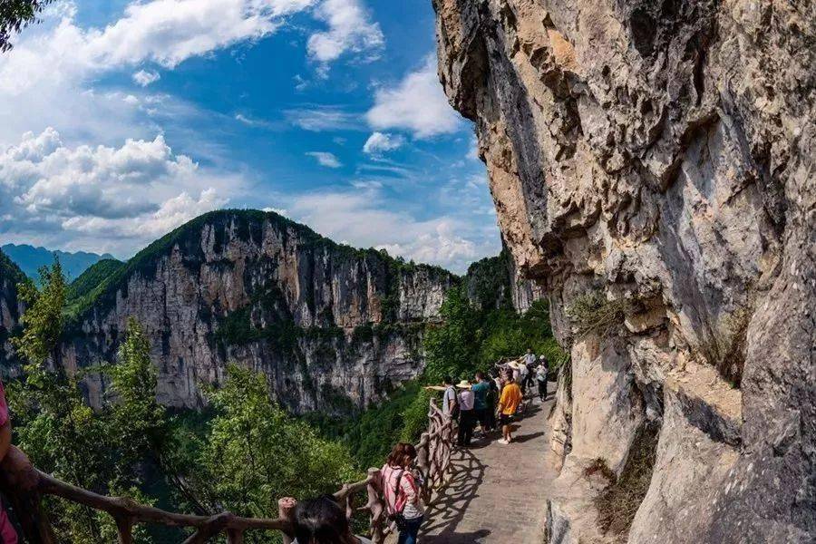 路线:奉节县城—长江大桥—两河口—天坑地缝景区三峡原乡景区门三峡