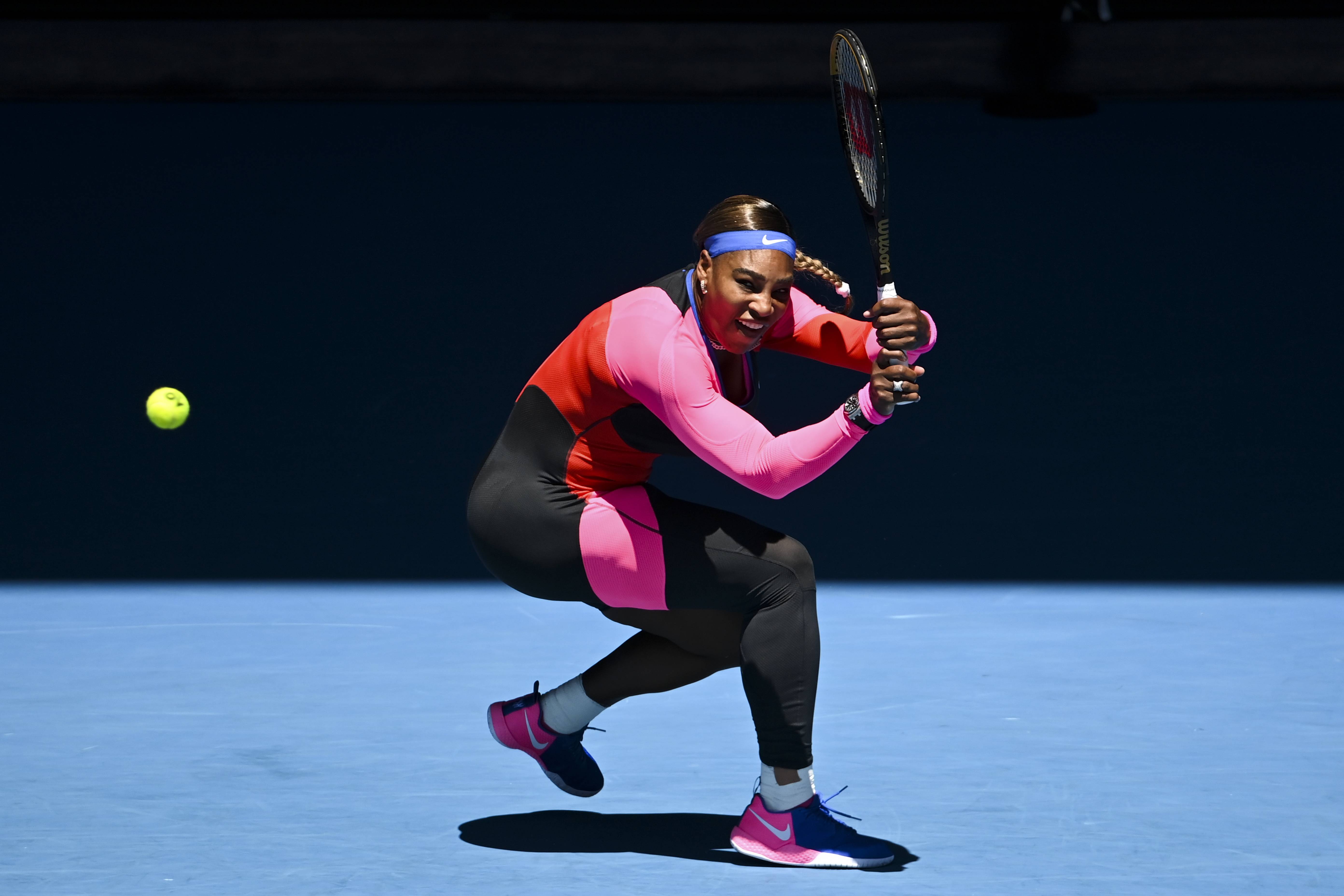 新华社照片,外代,2021年2月11日2月10日,美国选手小威在比赛中回球.