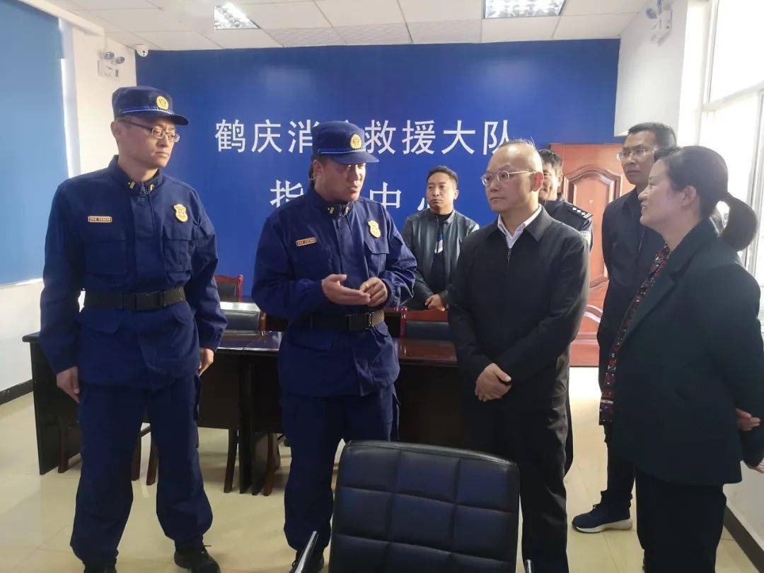 大理州委常委州委秘书长靳汝柏到鹤庆调研慰问