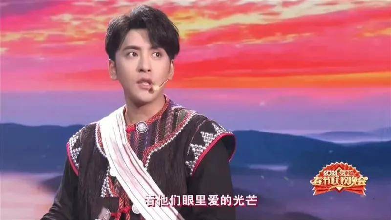 扎西顿珠在春城演绎《阿佤人民再唱新歌》选段