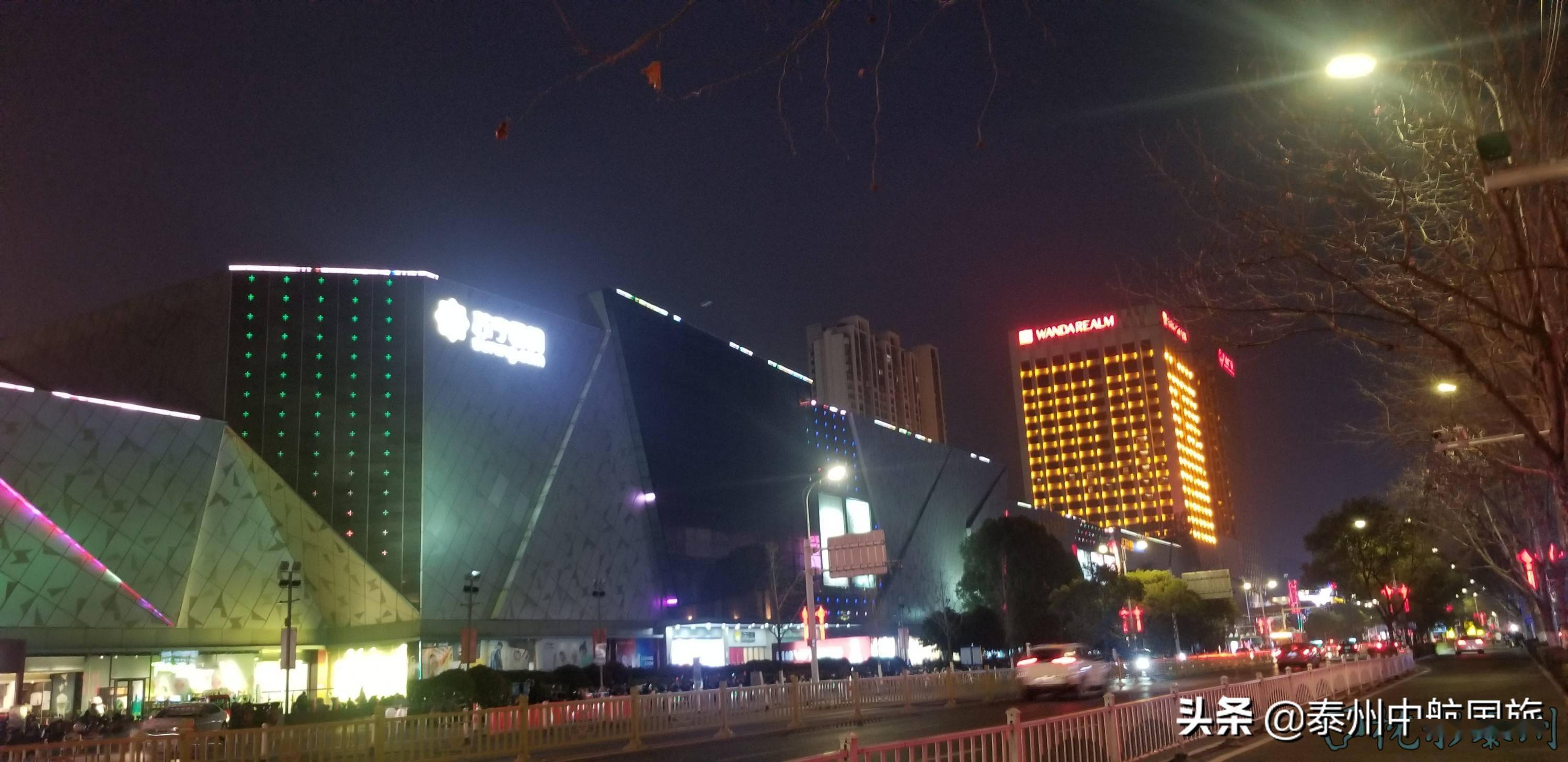 大年初一泰州海陵万达商业建筑亮化