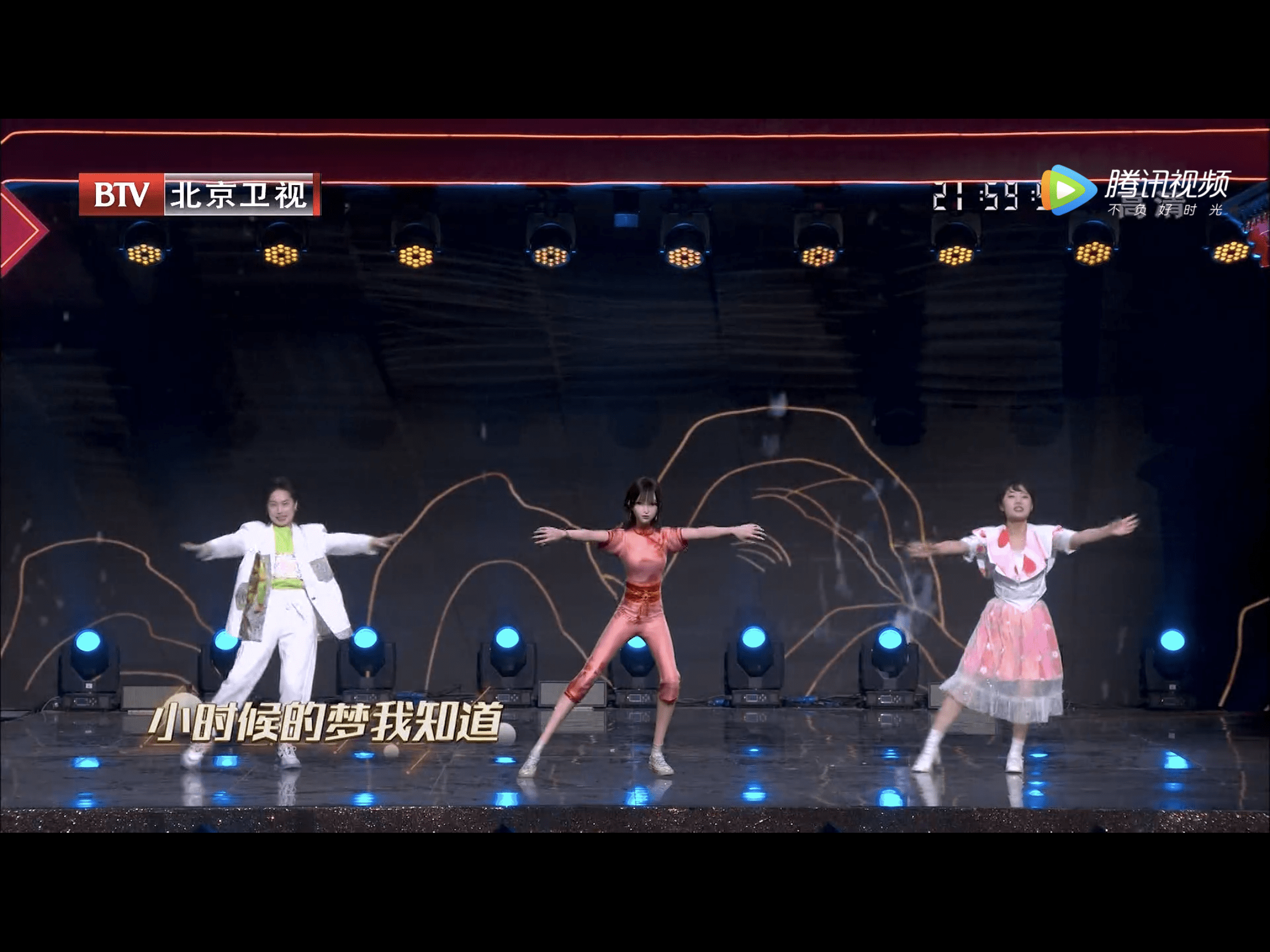 与真人互动共舞虚拟人物卡诺橙亮相北京台春晚