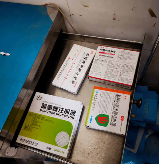 平湖这家诊所心真大急救箱里的药品全部过期被罚2万元