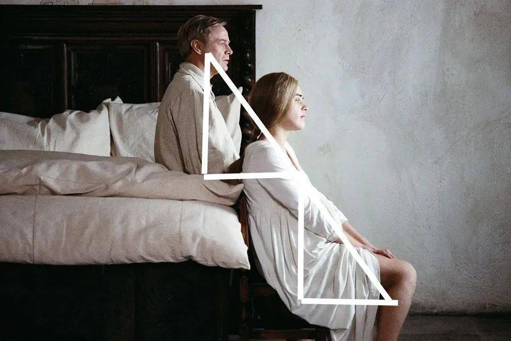 多三角构图,不仅使画面稳定,更强调了人物间的关系.