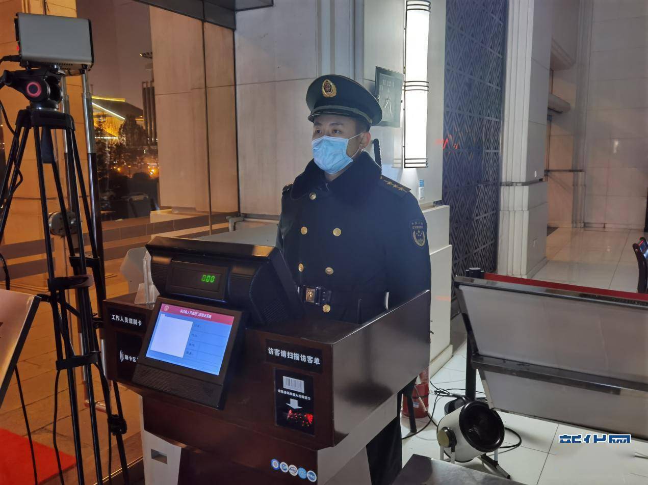 除夕夜,武警陕西总队执勤支队官兵在一线哨位站岗.