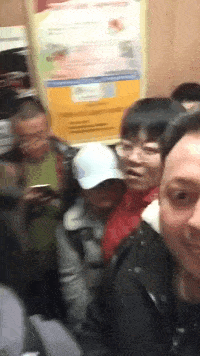 搞笑gif 妈 你看 全是外国人 精灵