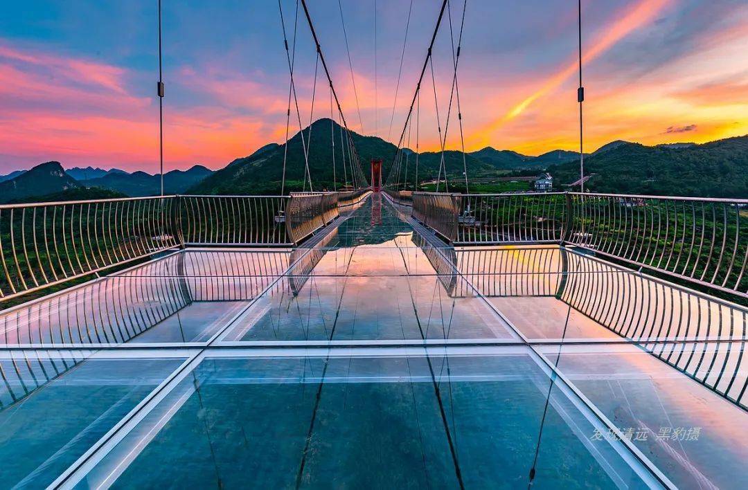 (下图为湟川三峡擎天玻璃桥)