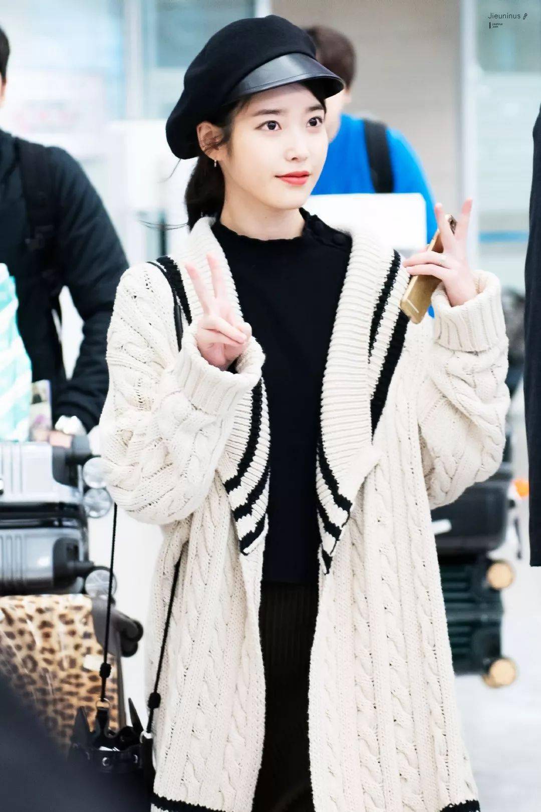 跟着iu学穿搭时髦又好看_卫衣