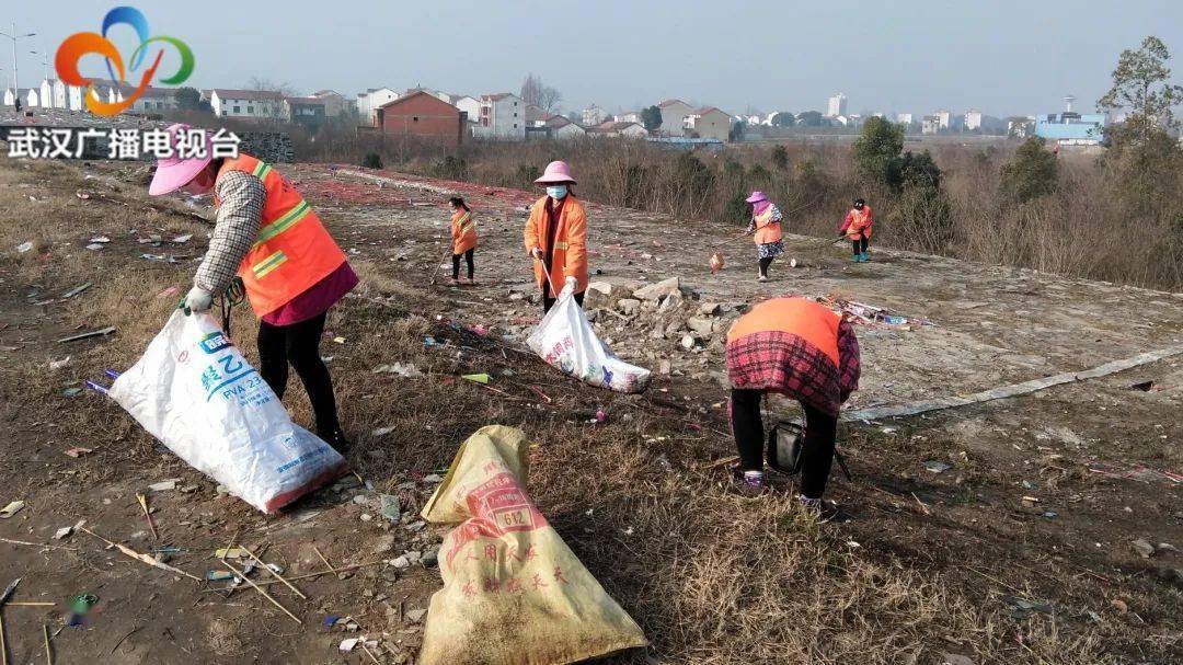 新洲区：举水西堤爆竹碎屑遍地 环卫工人加班加点忙清理