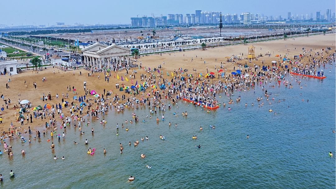 沧州也是一座因海而名的城市,位于渤海湾穹顶处.