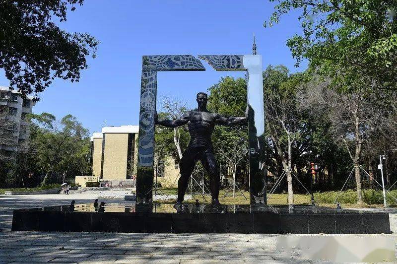 报春大厦(老特区报大楼).雕塑《孺子牛》.