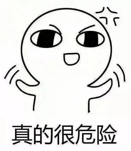 他正在五峰铺镇弄子口一游乐场和朋友排队准备体验"高空飞翔"项目