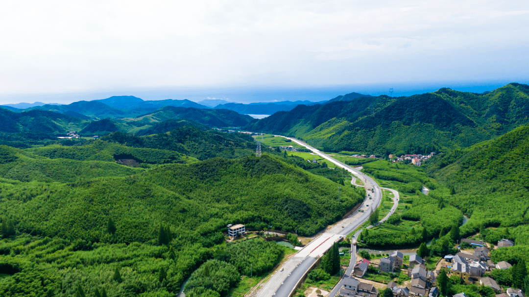 順接現狀304省道,與杭州繞城西複線莫干山互通相連,終點位於德清與