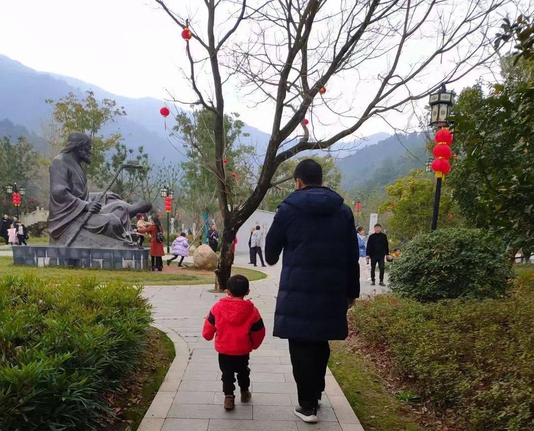 和往年一樣,玉笥山景區內,各條道路上的綠化樹木,被紅彤彤的小燈籠裝