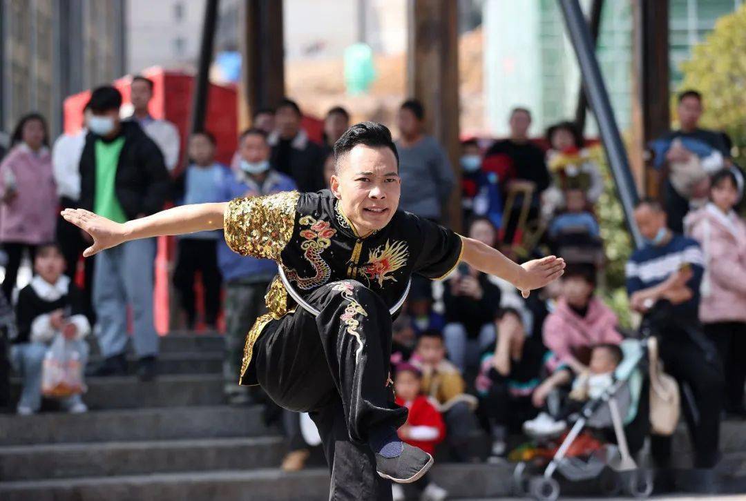 关注贵州丹寨新春杂技秀欢乐过大年