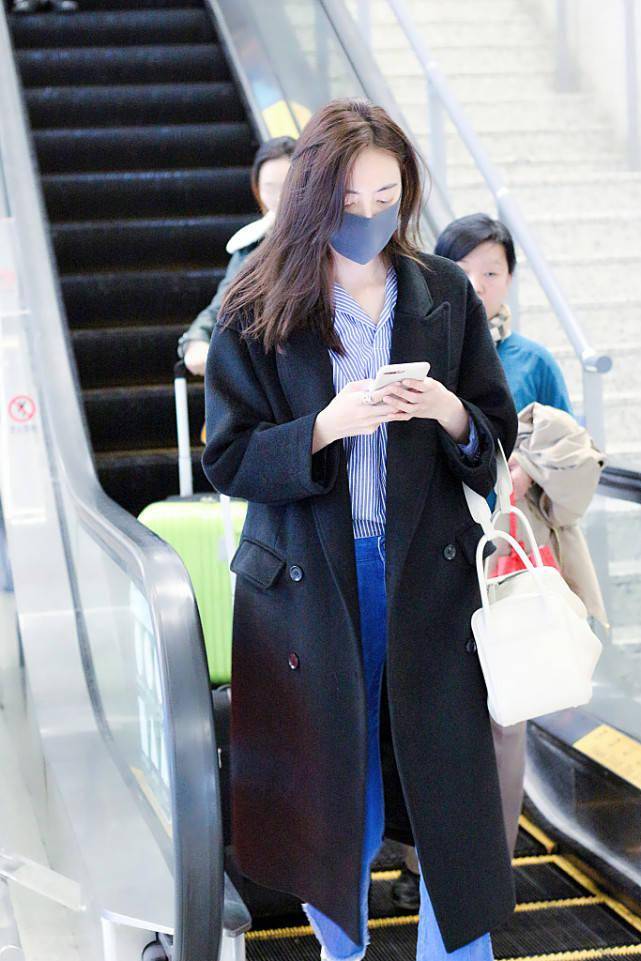 米露这是把机场当成秀场了将大衣穿出了贵气范气场太强大了