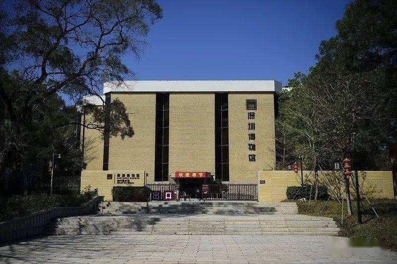 报春大厦(老特区报大楼).雕塑《孺子牛》.