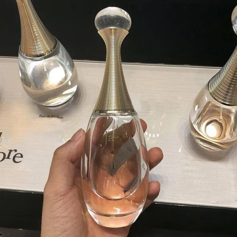 必买的10大香水 f3526f2ae11342678d5ce0e267ef3e73.jpeg