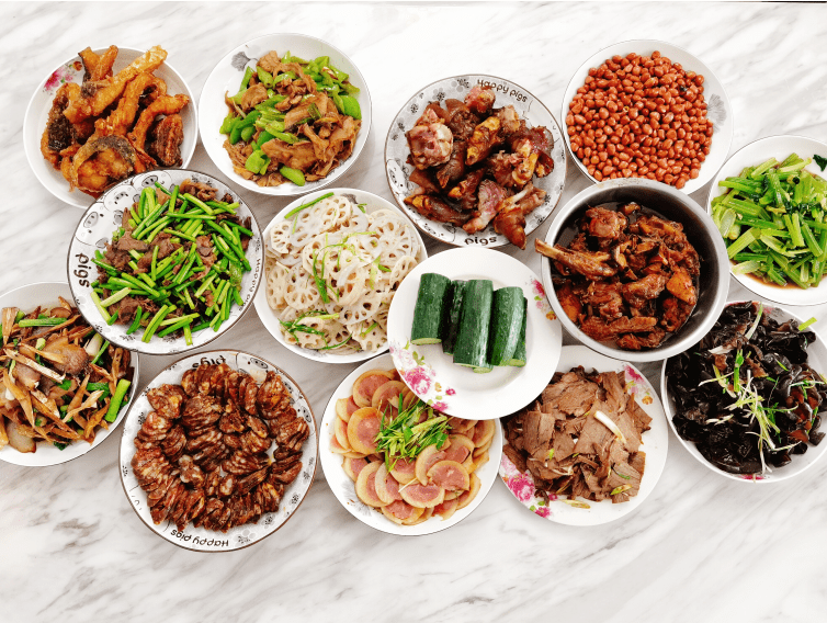 任晓雨满满的两大桌年夜饭