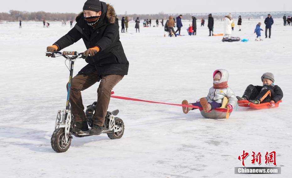 哈尔滨：民众赏冰玩雪过春节