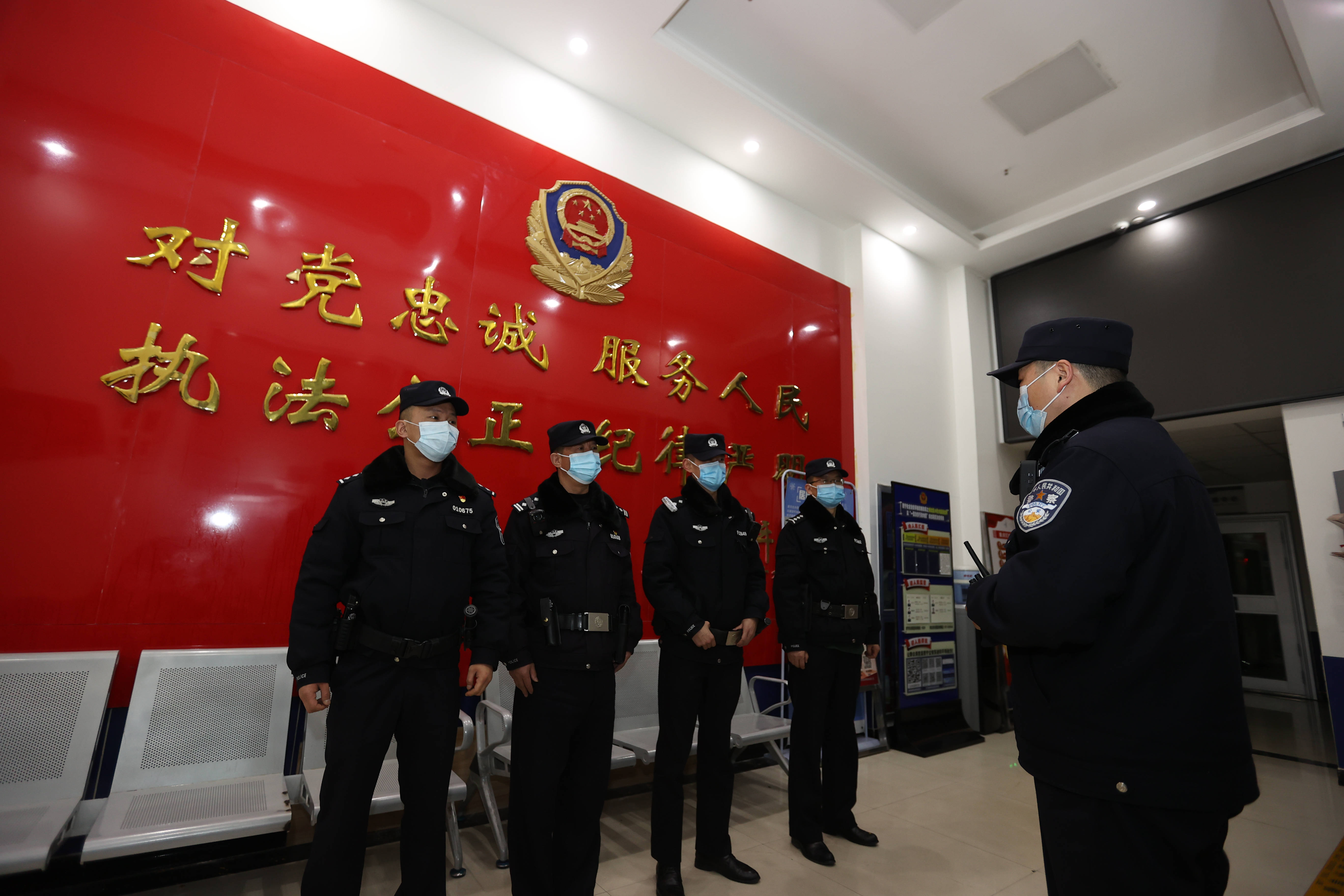 2月15日,西宁市公安局城北公安分局小桥大街派出所副所长马丽青(右一)