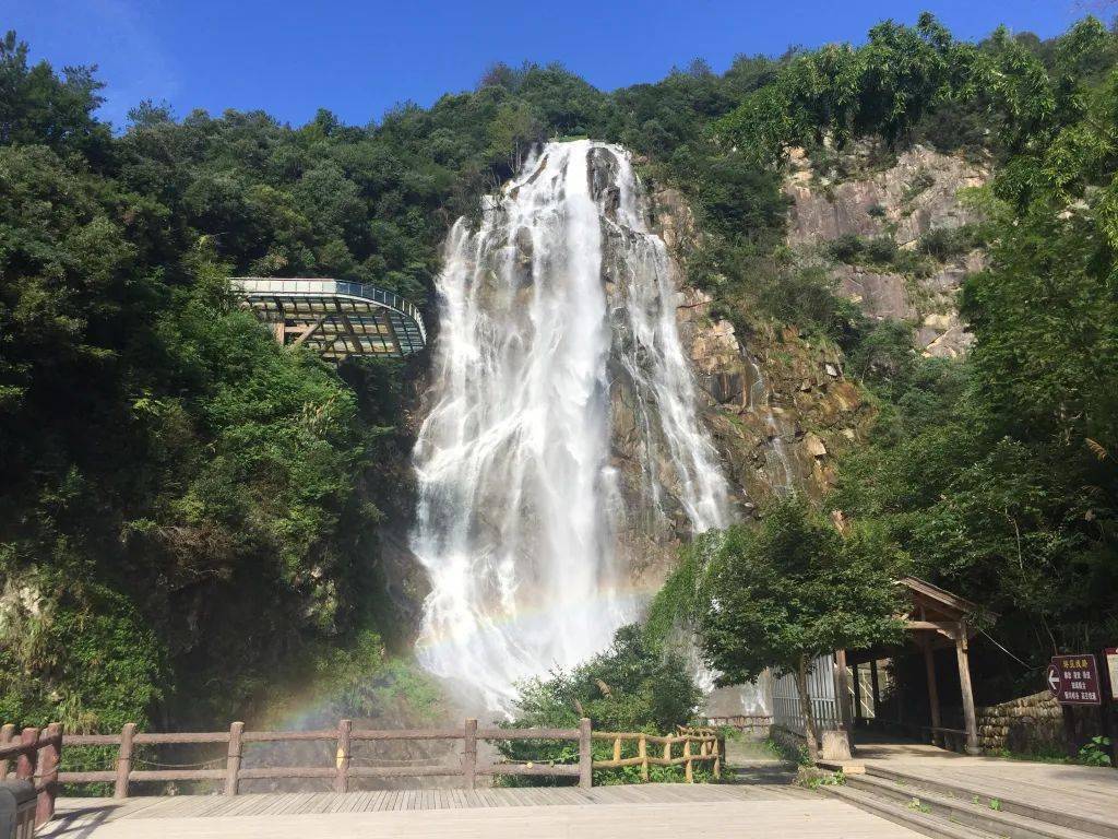 2月14日,大年初三,大別山彩虹瀑布節後開放第二日,晴空萬里,青山含笑