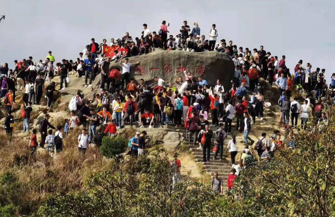 深圳春节最火爆景点：超10万人登梧桐山、每天8万人逛虹桥公园、日均4万人游大梅沙、3万人到东部华侨城……