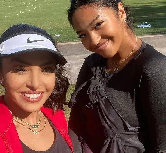 "妈妈凡妮莎(vanessa)也对女儿的选择表示支持:作为img大家庭的一员