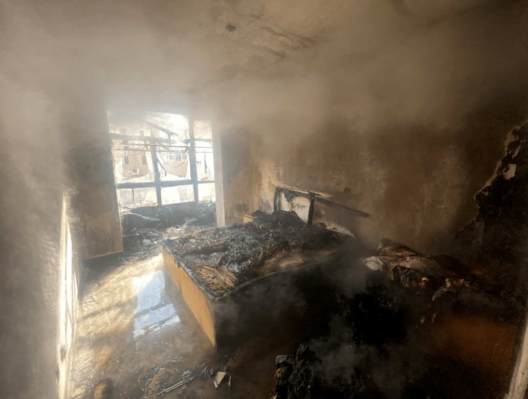 吕梁:一4岁幼童玩火,不慎将家里衣柜点燃发生火灾