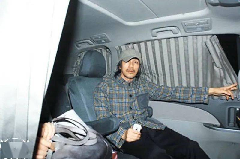 周星驰换车了座驾比以前的车贵20多万不过依旧低调