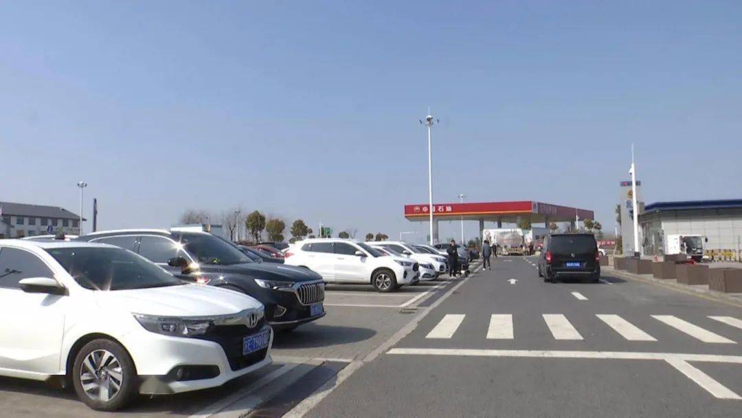 在新扬高速陈集服务区,停车休息私家车数量不少.
